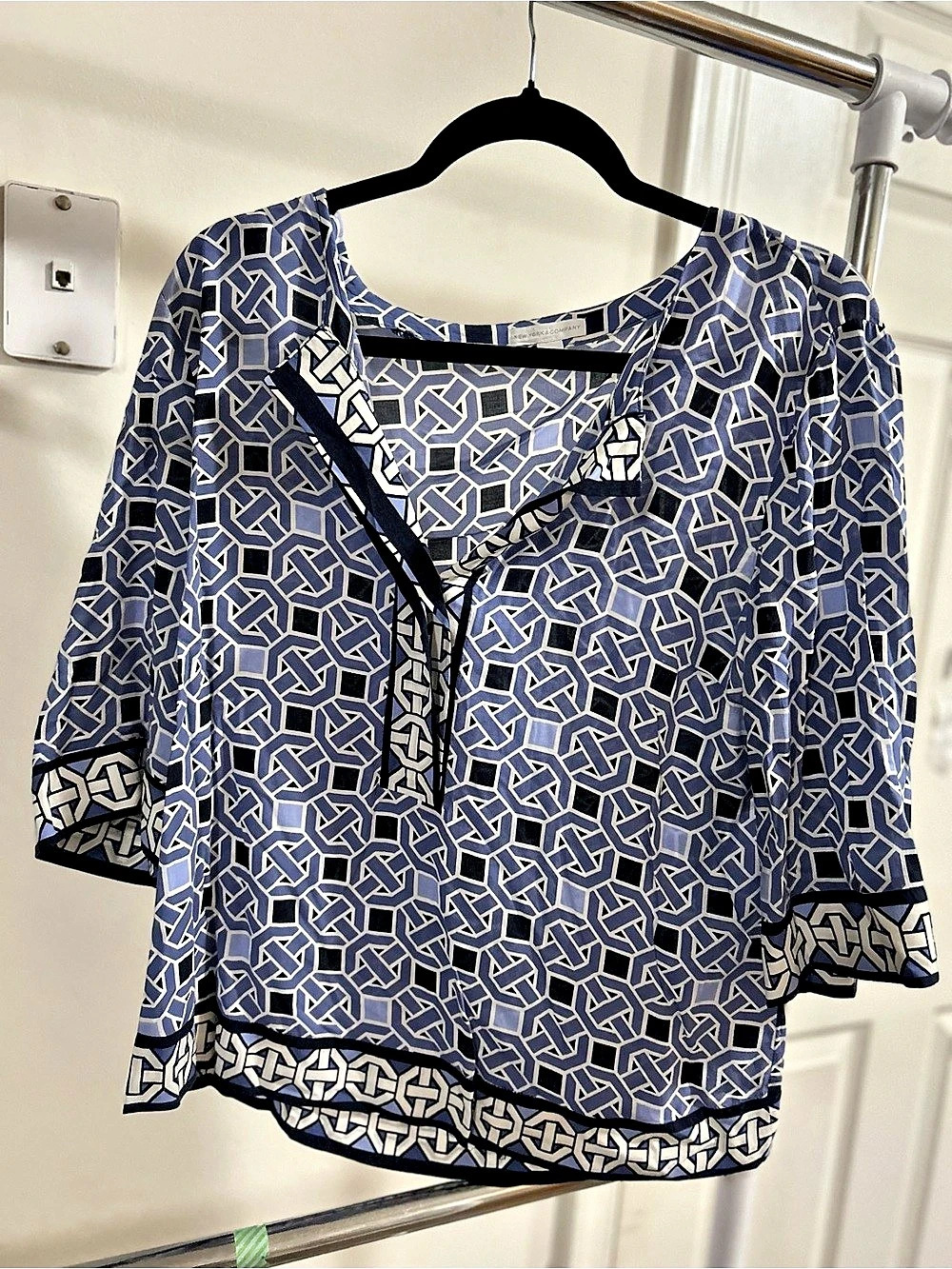 New York & Company Geometric Blouse in Blue & White Size Medium Like New